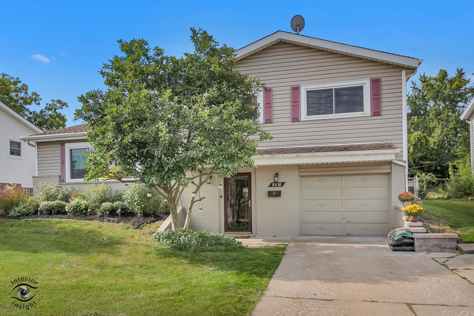 8838 Oakwood Drive, Hickory Hills, IL 60457