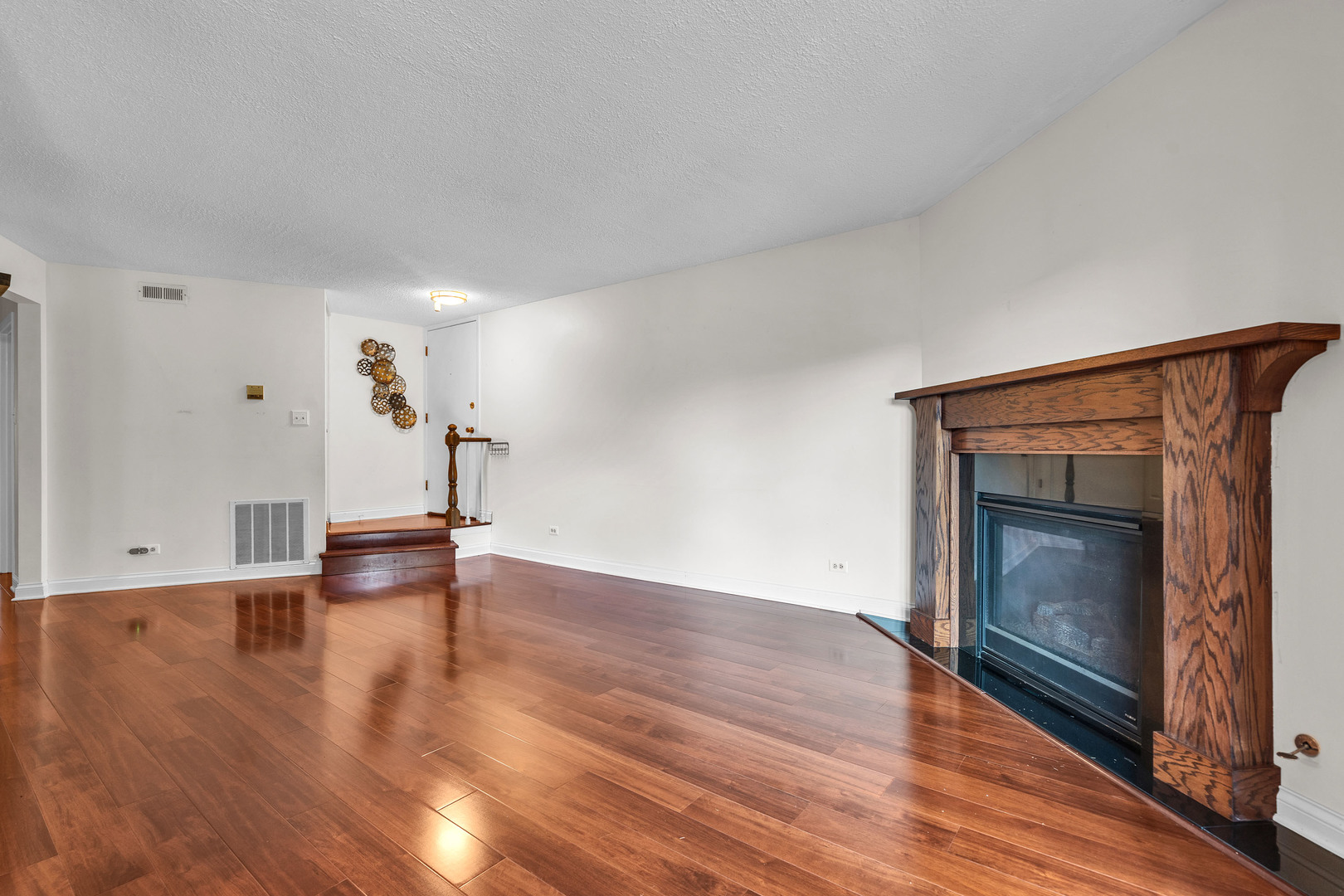 1719 LAKECLIFFE Drive #C, Wheaton, IL 60189