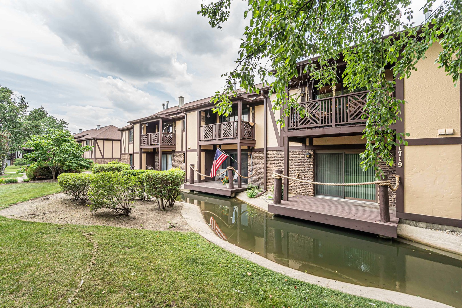 1719 LAKECLIFFE Drive #C, Wheaton, IL 60189