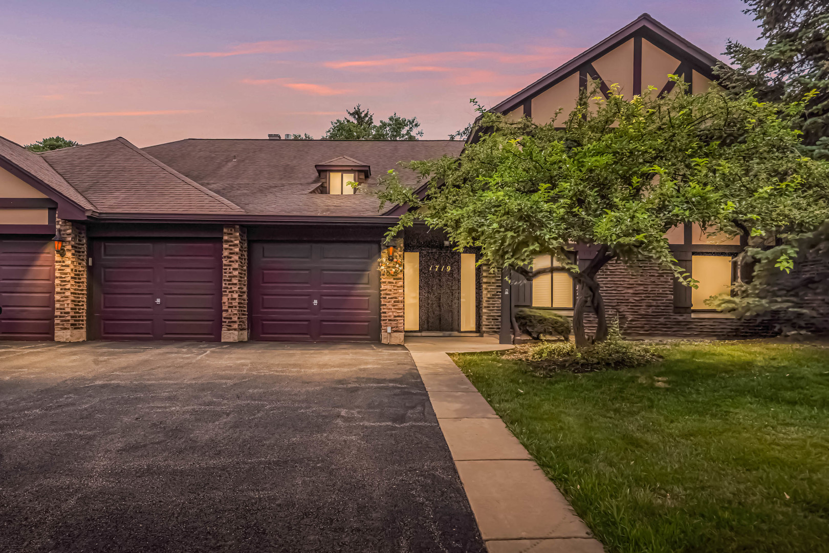 1719 LAKECLIFFE Drive #C, Wheaton, IL 60189