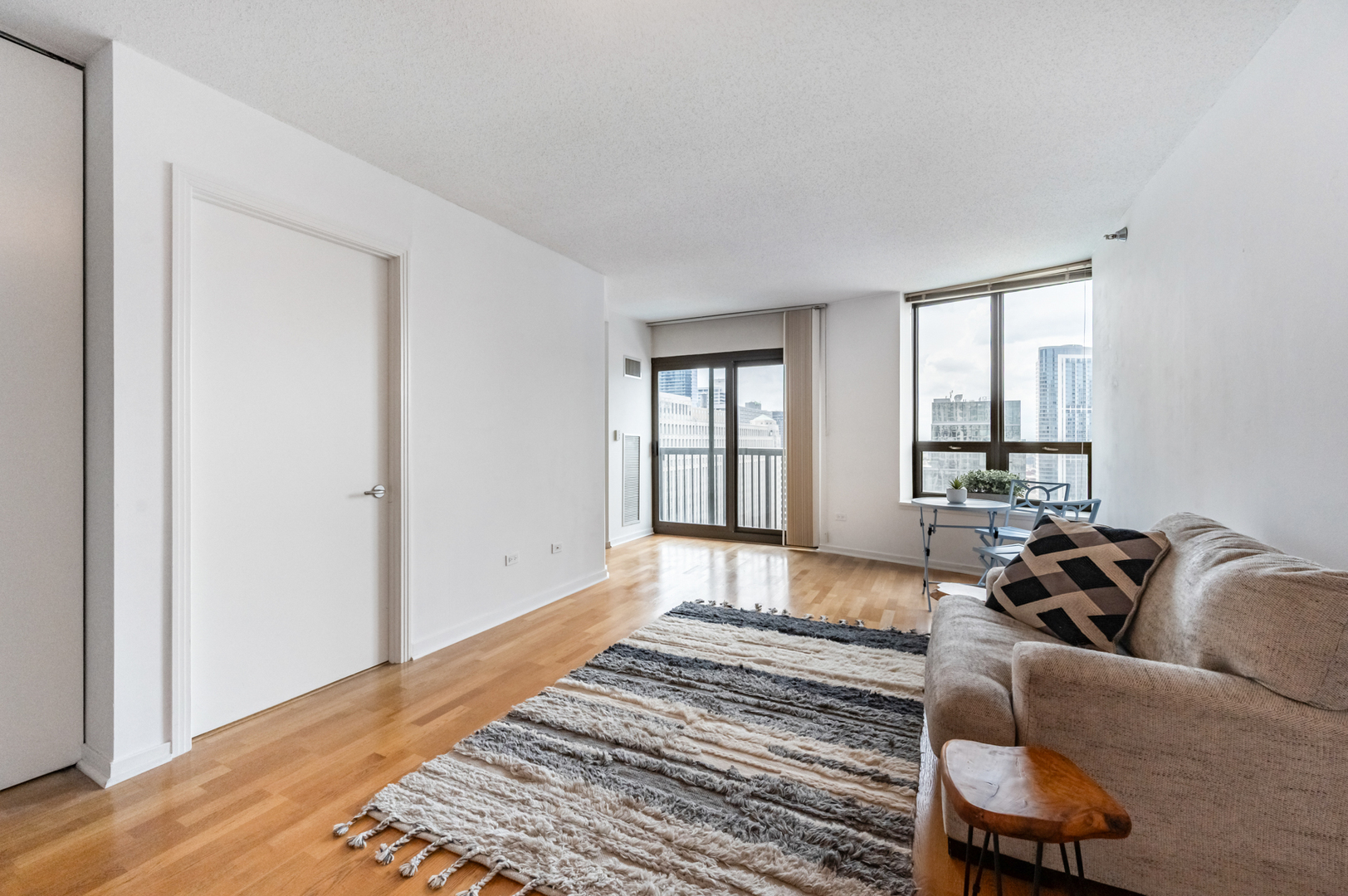 400 N La Salle Drive #2409, Chicago, IL 60654