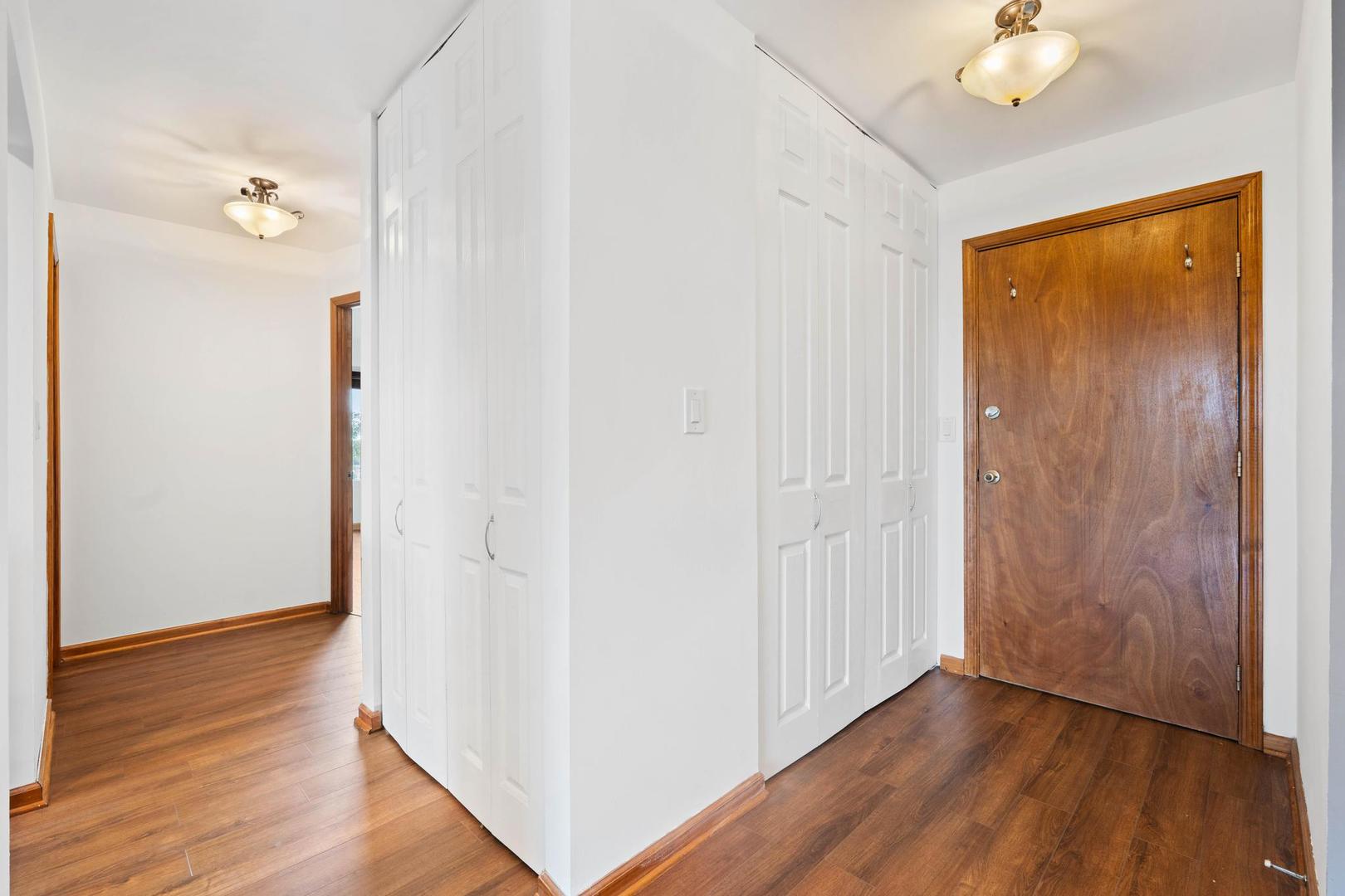 502 W Huntington Commons Road #443, Mount Prospect, IL 60056