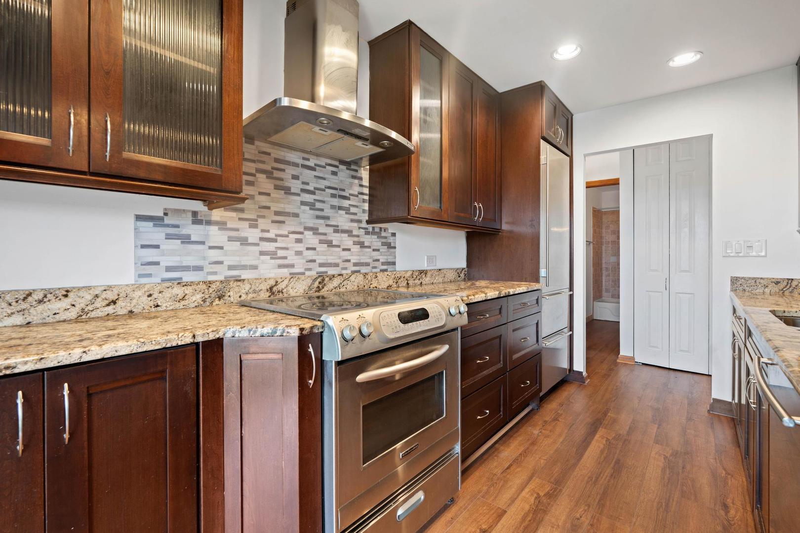 502 W Huntington Commons Road #443, Mount Prospect, IL 60056