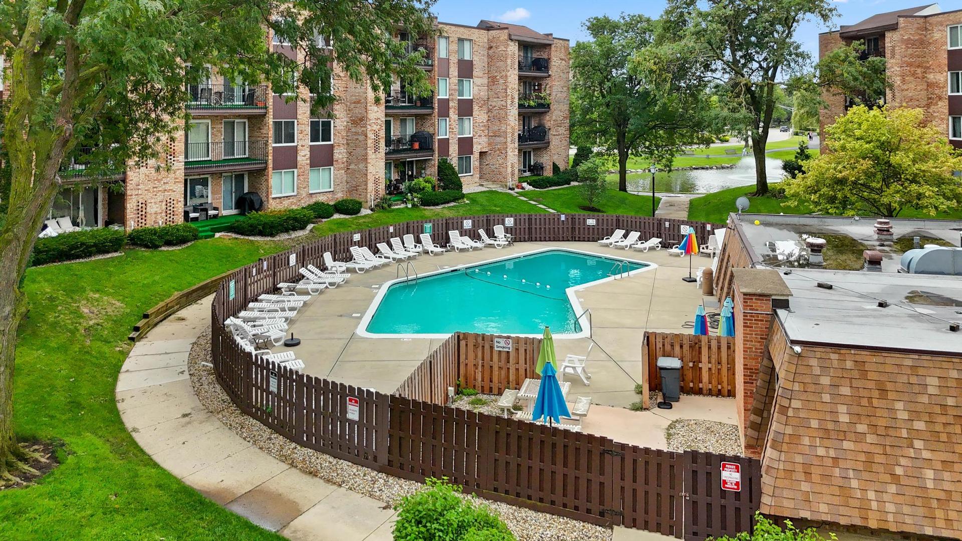 502 W Huntington Commons Road #443, Mount Prospect, IL 60056