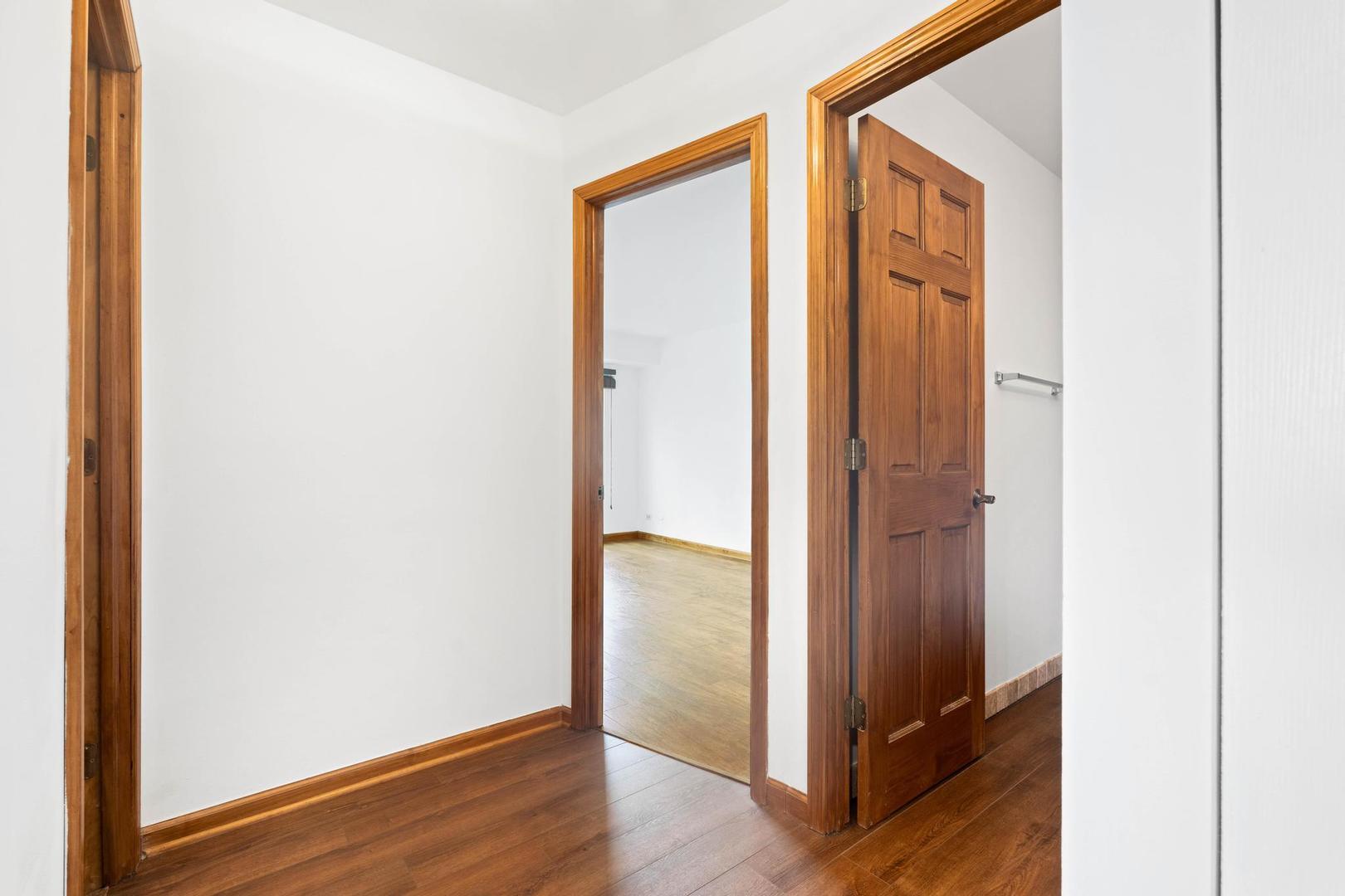 502 W Huntington Commons Road #443, Mount Prospect, IL 60056