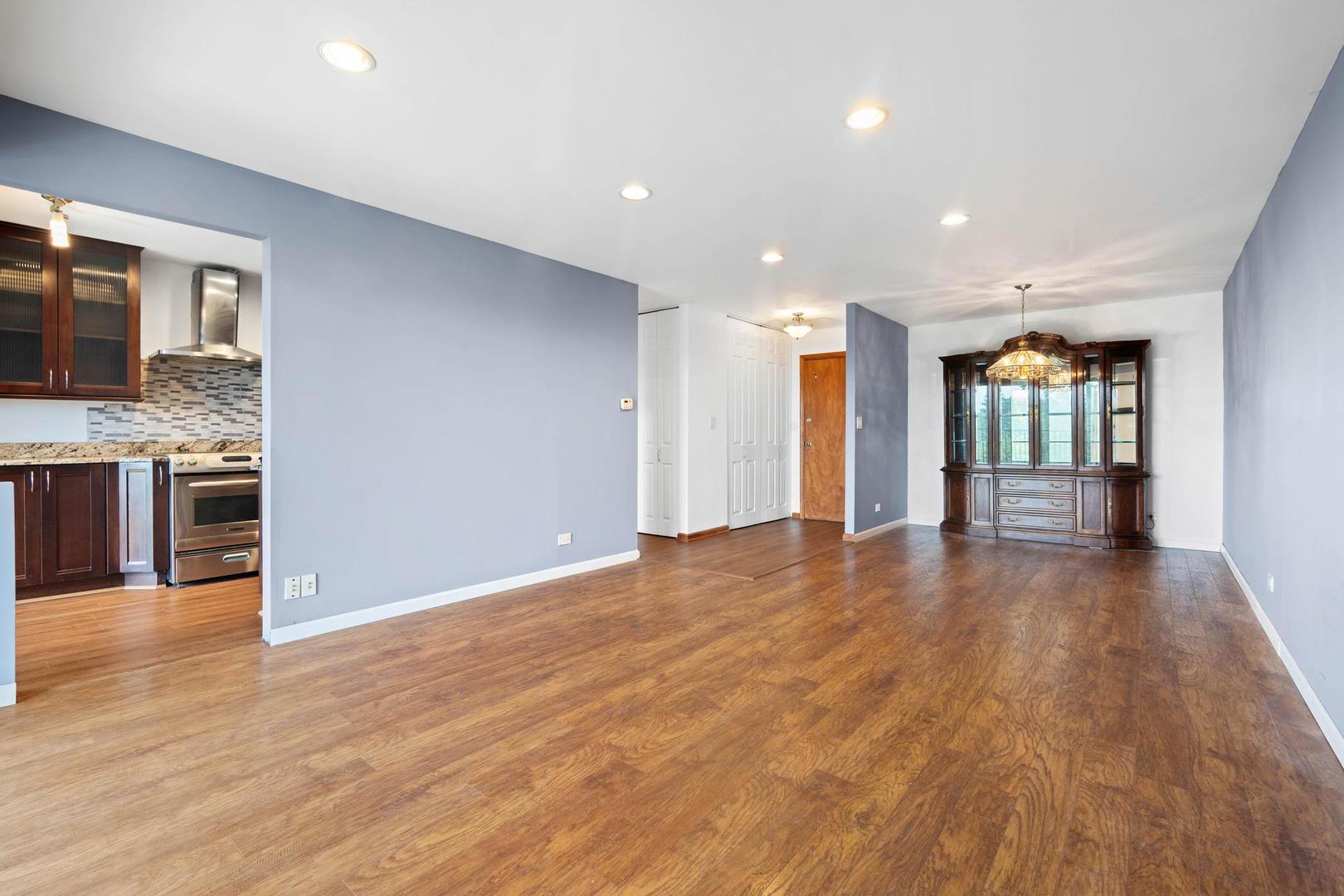 502 W Huntington Commons Road #443, Mount Prospect, IL 60056