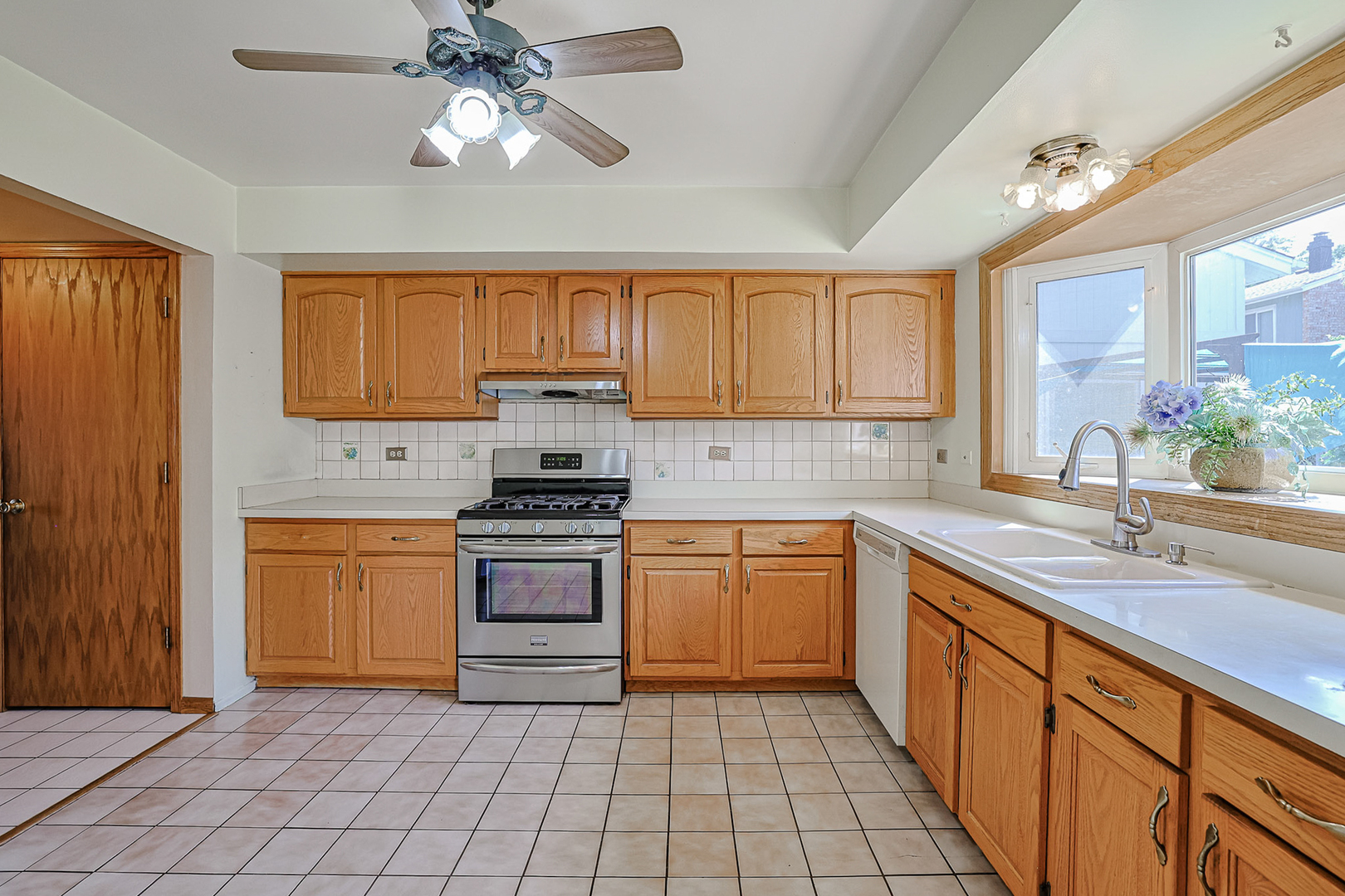 222 Pinewood Lane, Bloomingdale, IL 60108