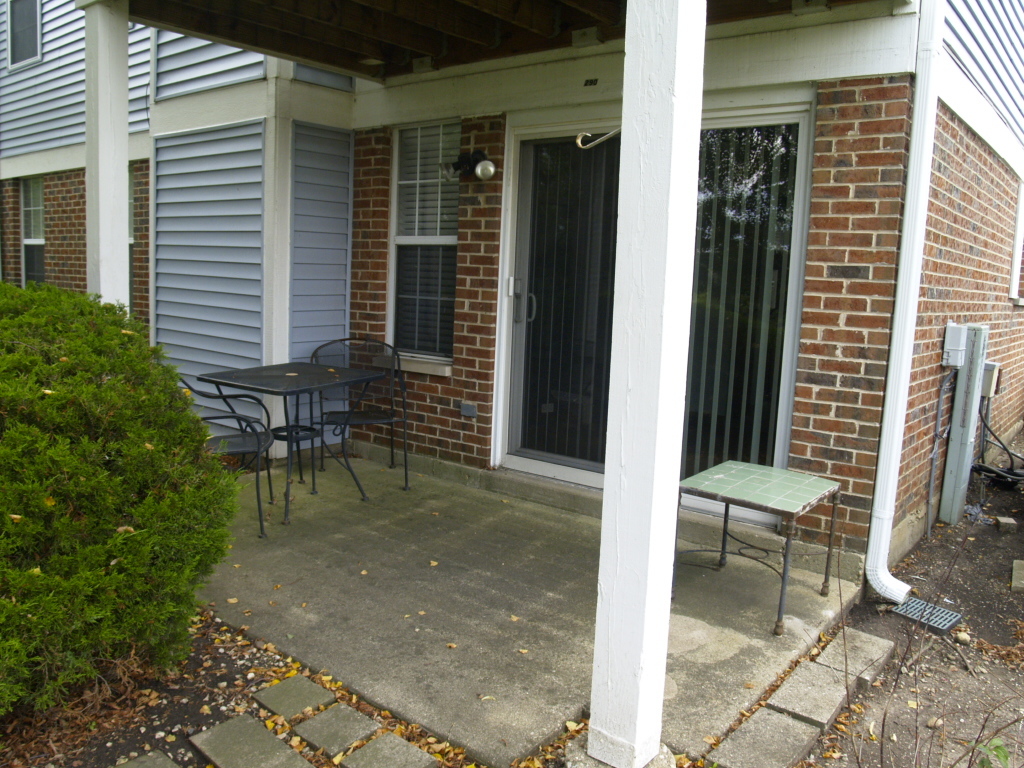 290 Green Knoll Lane #290, Streamwood, IL 60107