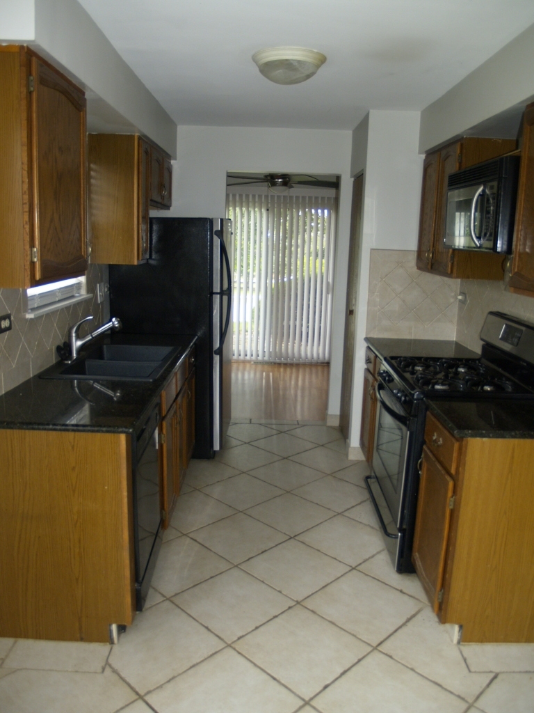290 Green Knoll Lane #290, Streamwood, IL 60107