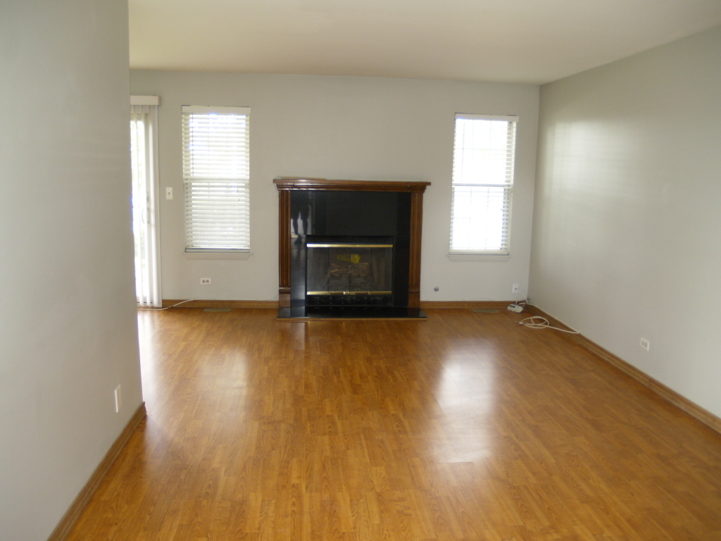 290 Green Knoll Lane #290, Streamwood, IL 60107