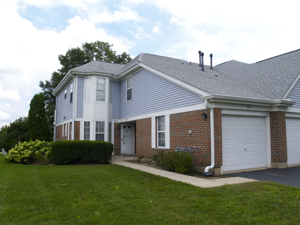 290 Green Knoll Lane #290, Streamwood, IL 60107