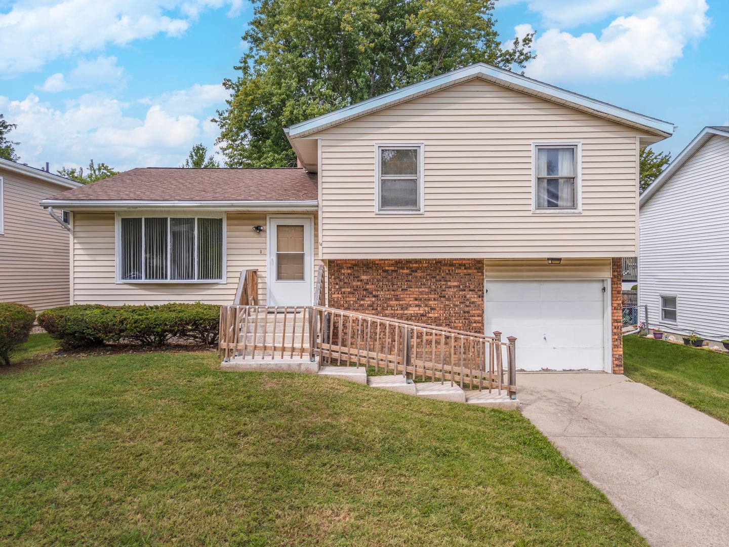 14 Moonstone Court, Bloomington, IL 61704