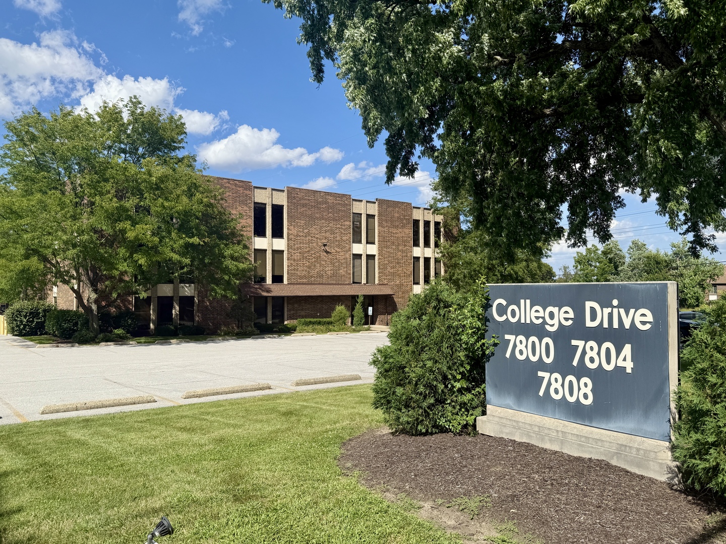 7800 W College Drive, Palos Heights, IL 60463