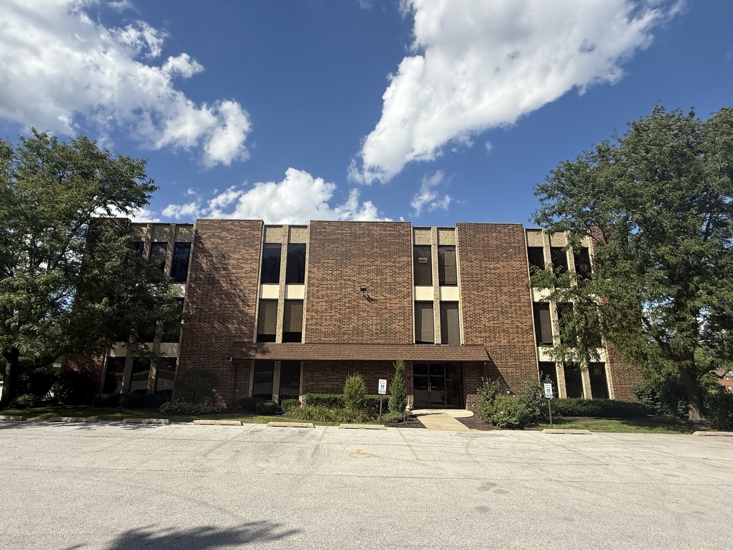 7800 W College Drive, Palos Heights, IL 60463