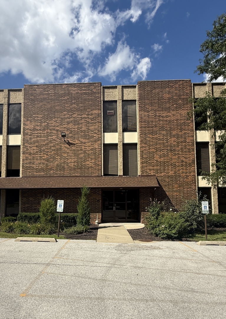 7800 W College Drive, Palos Heights, IL 60463