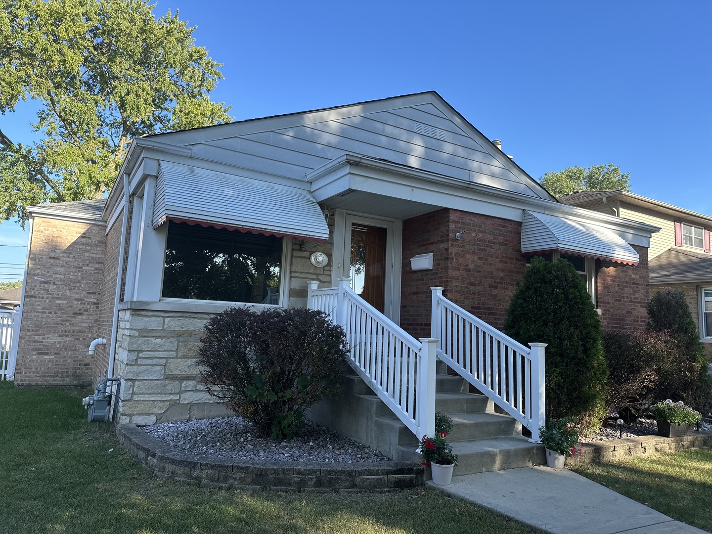 9221 S Avers Avenue, Evergreen Park, IL 60805