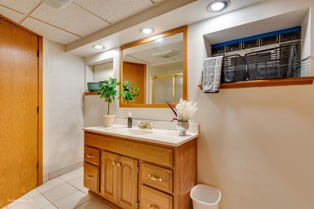 9221 S Avers Avenue, Evergreen Park, IL 60805