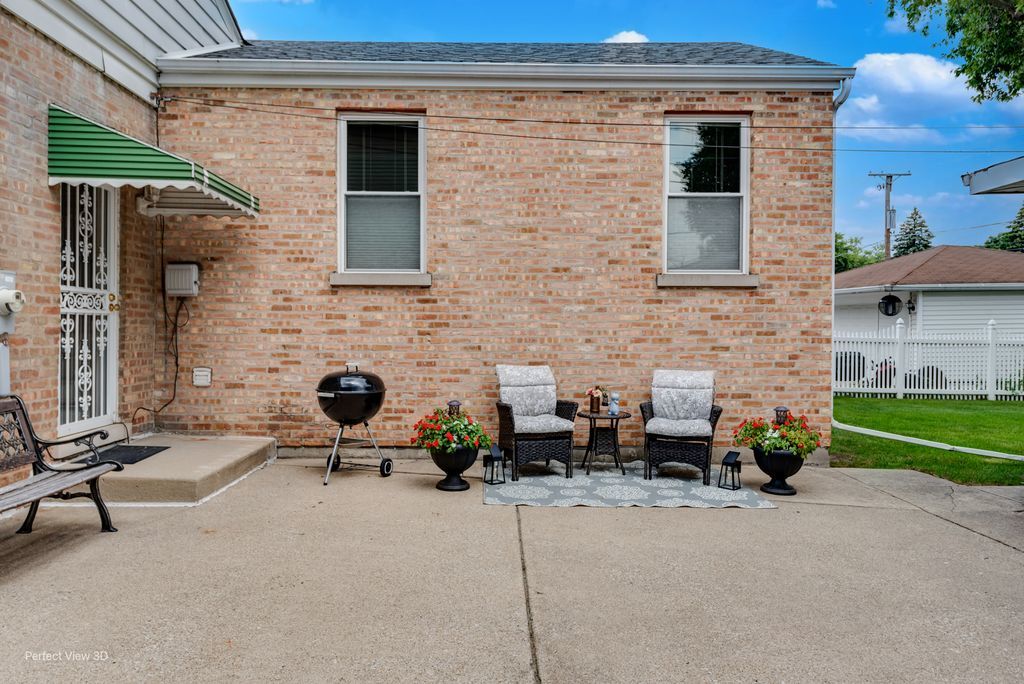 9221 S Avers Avenue, Evergreen Park, IL 60805
