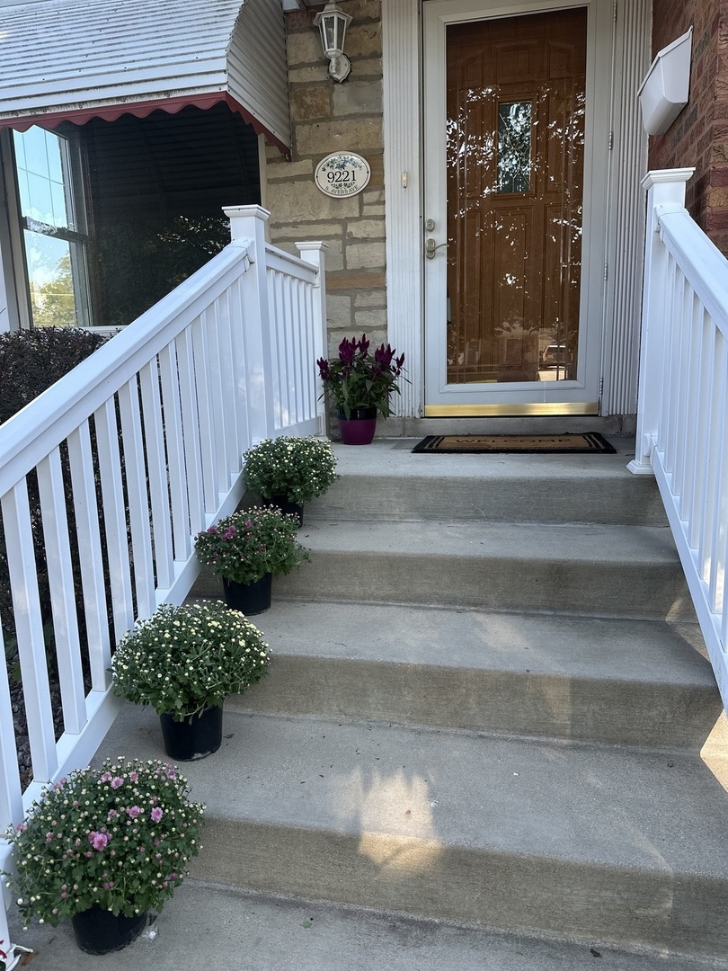 9221 S Avers Avenue, Evergreen Park, IL 60805