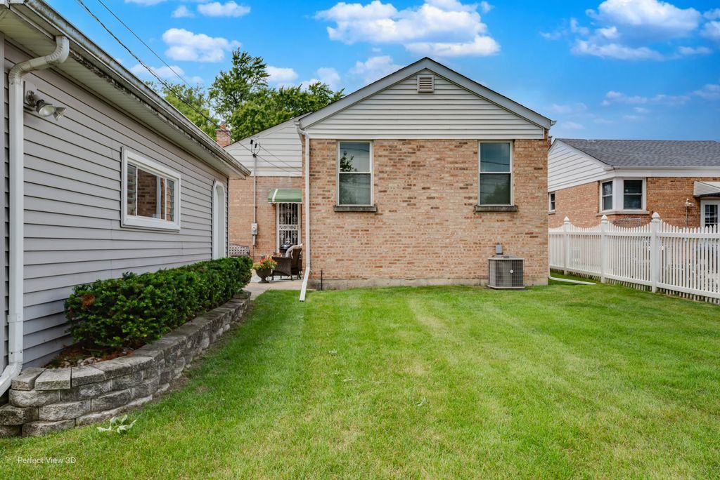 9221 S Avers Avenue, Evergreen Park, IL 60805