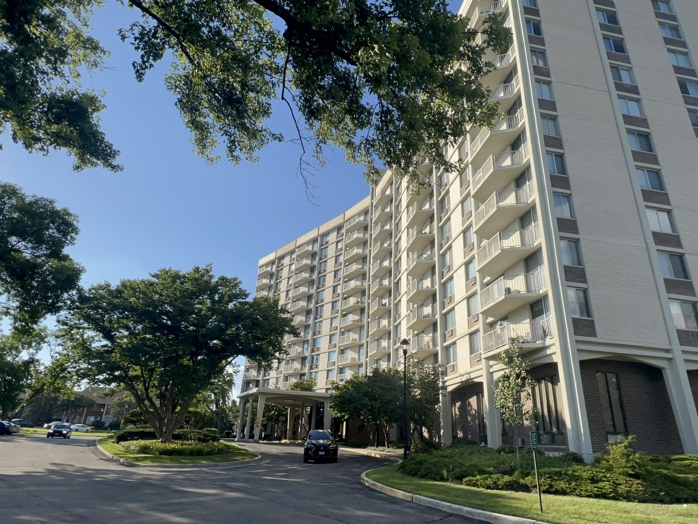 20 N Tower Road #9D, Oak Brook, IL 60523