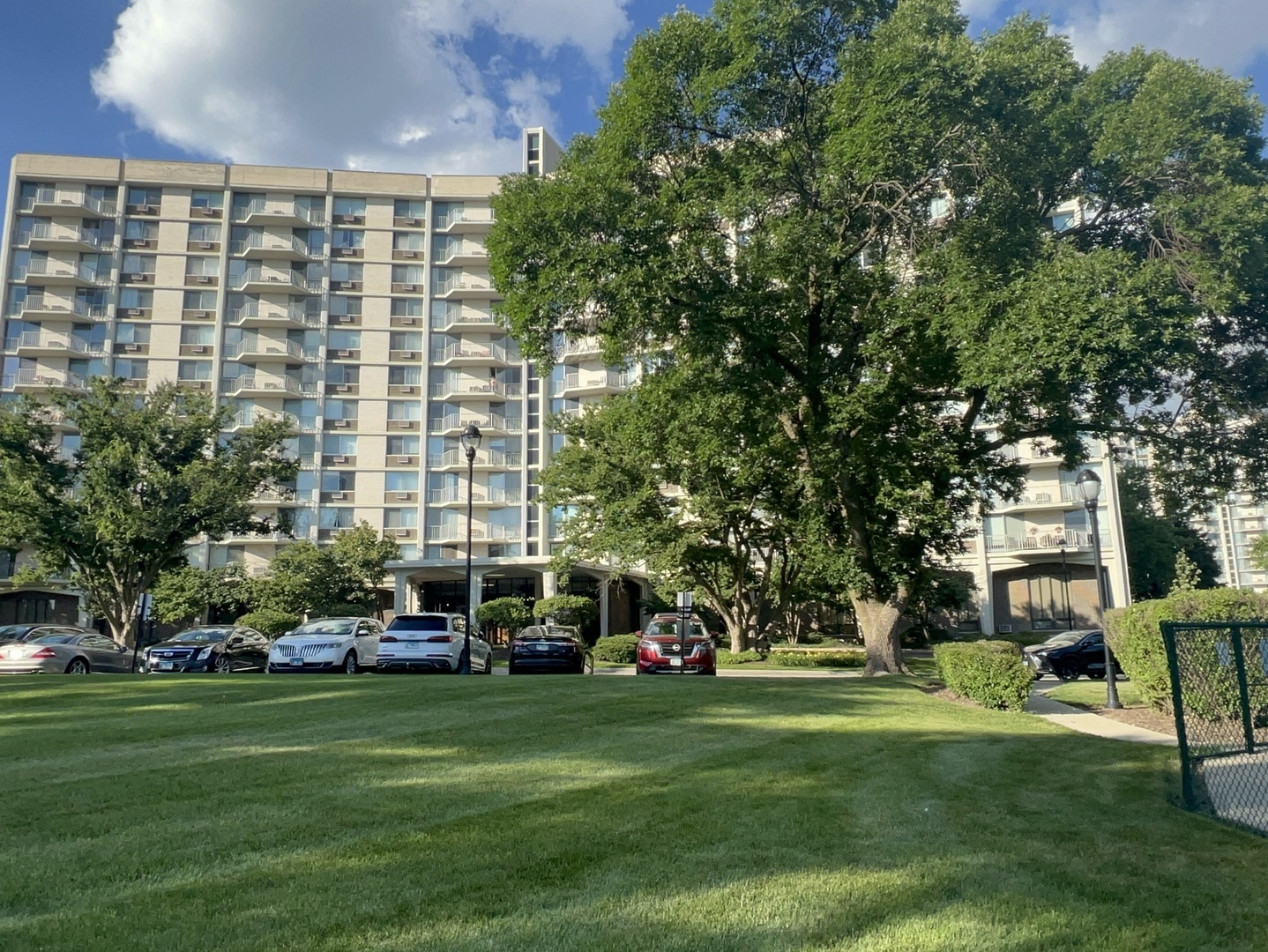 20 N Tower Road #9D, Oak Brook, IL 60523