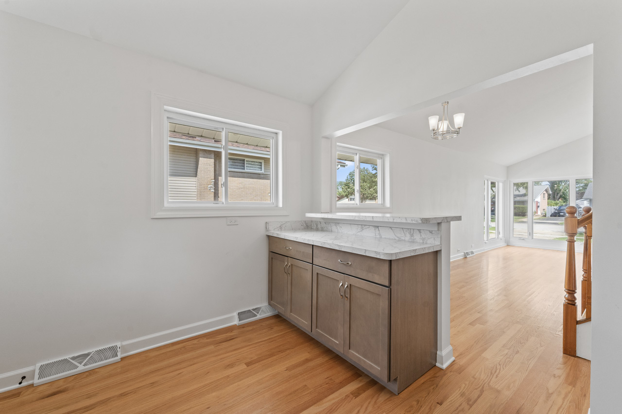 702 N Pine Street, Mount Prospect, IL 60056