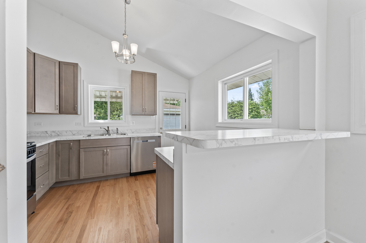 702 N Pine Street, Mount Prospect, IL 60056