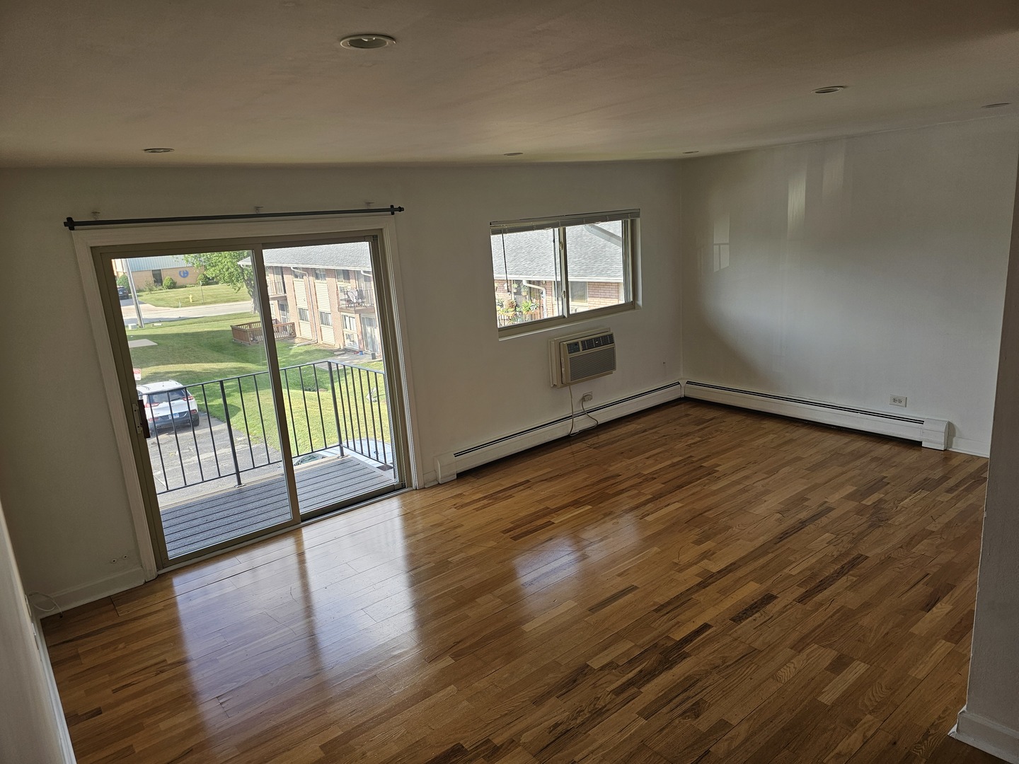 693 E FULLERTON Avenue #201, Glendale Heights, IL 60139