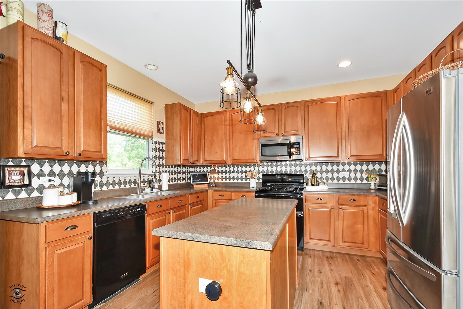2437 Deer point Drive, Montgomery, IL 60538