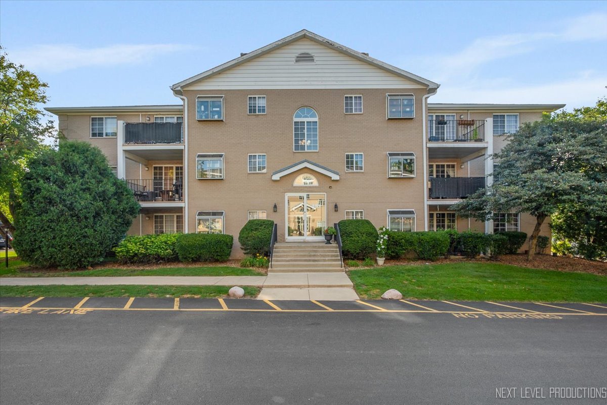451 Valley Drive #104, Naperville, IL 60563