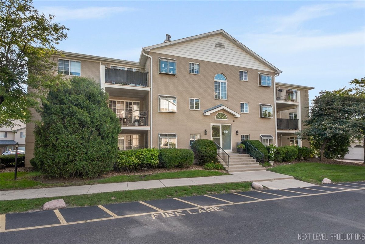 451 Valley Drive #104, Naperville, IL 60563