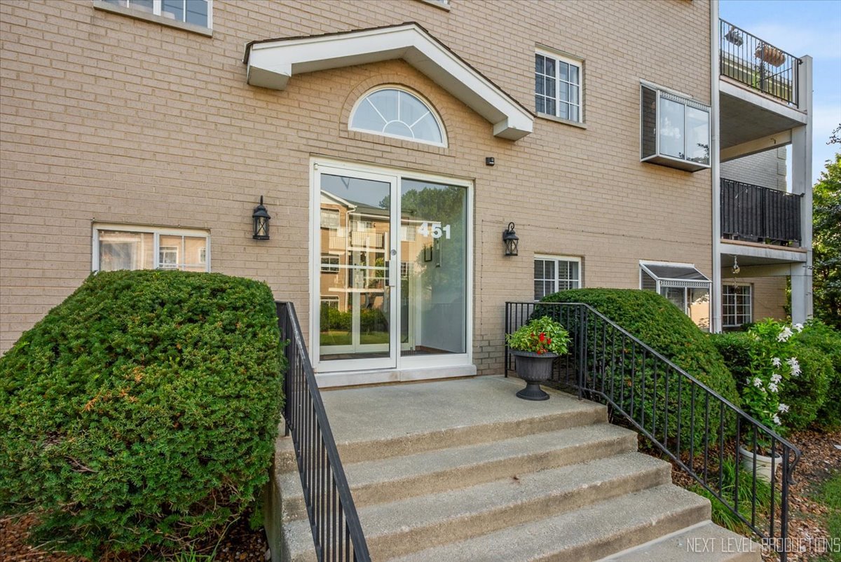 451 Valley Drive #104, Naperville, IL 60563