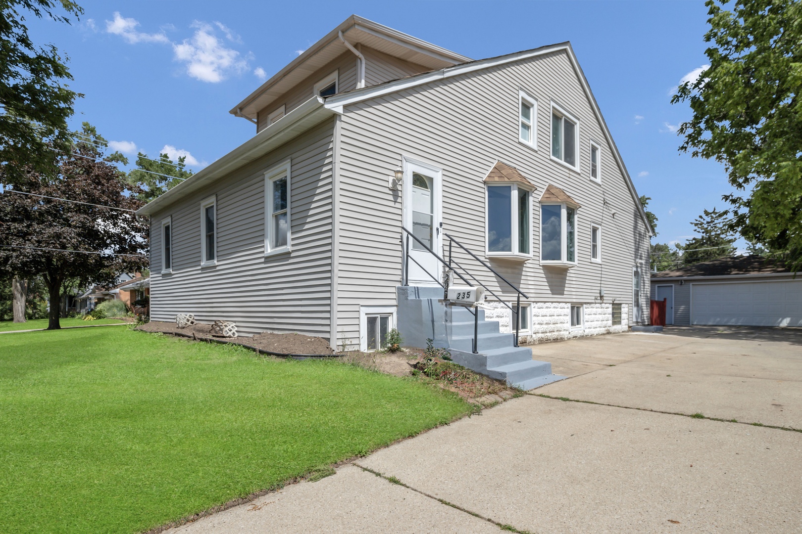 235 N ARDMORE Avenue, Villa Park, IL 60181
