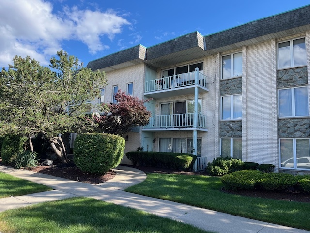 4715 W 106th Street #1B, Oak Lawn, IL 60453