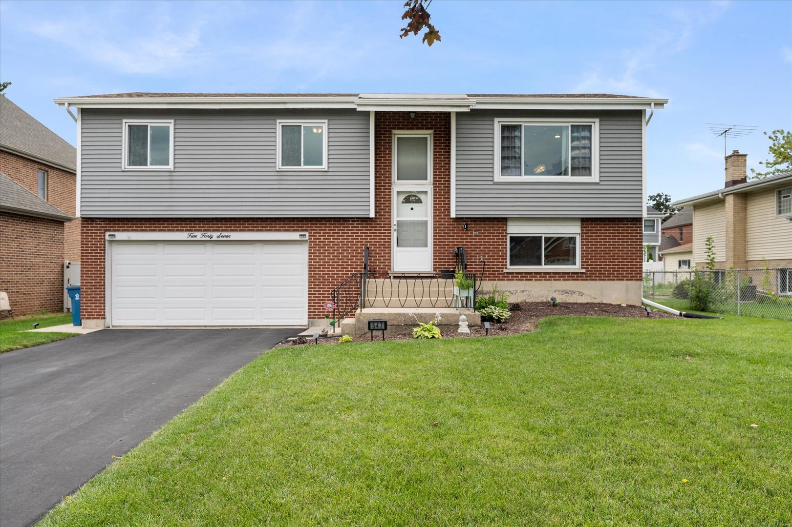 547 N Van Auken Street, Elmhurst, IL 60126