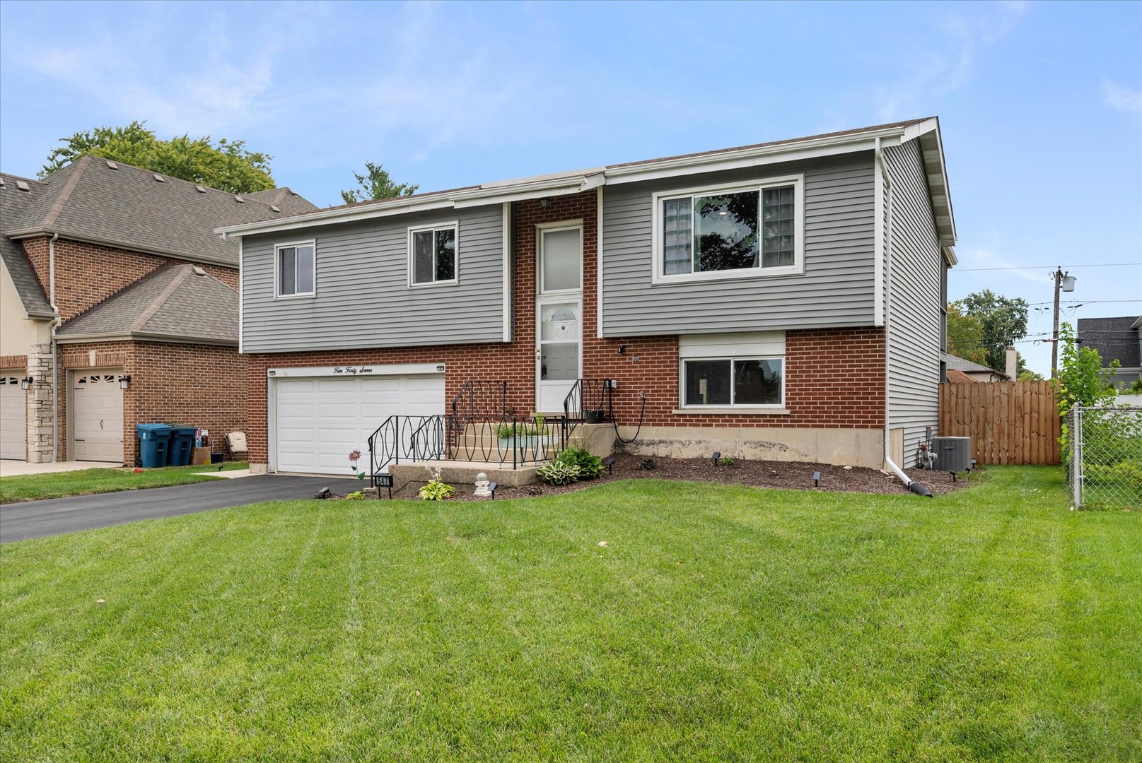 547 N Van Auken Street, Elmhurst, IL 60126