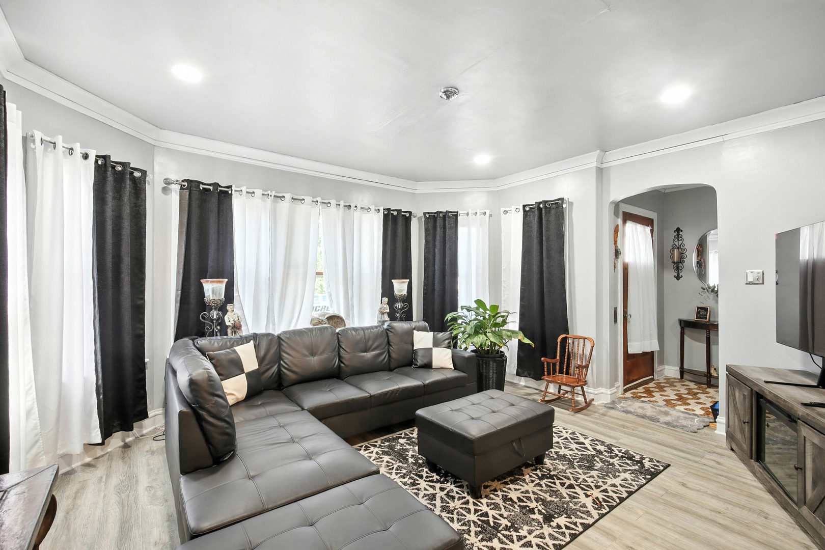 6235 S Komensky Avenue, Chicago, IL 60629