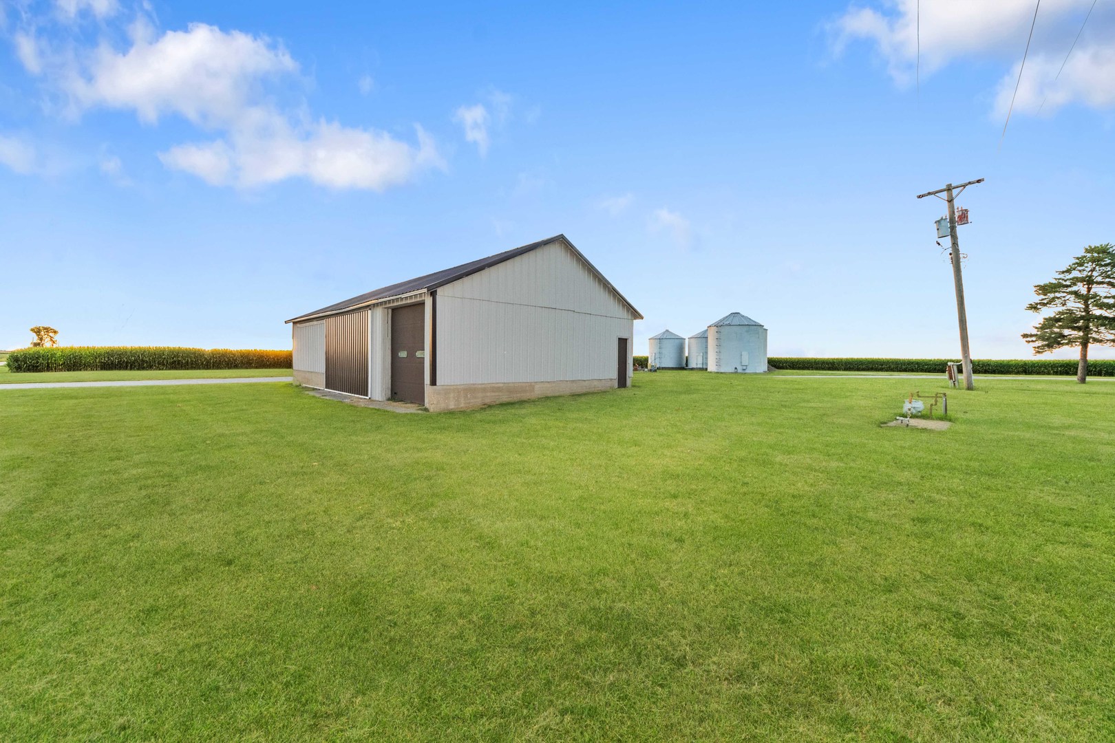 947 N 2nd Road, Dana, IL 61321