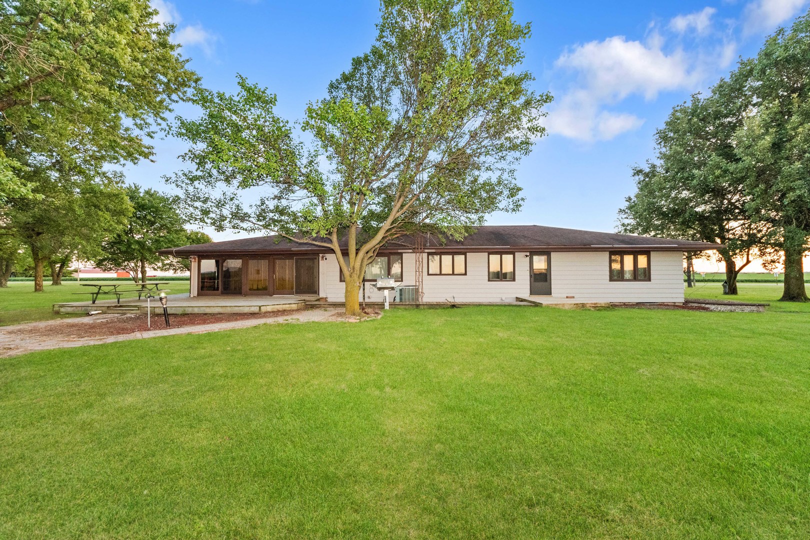 947 N 2nd Road, Dana, IL 61321