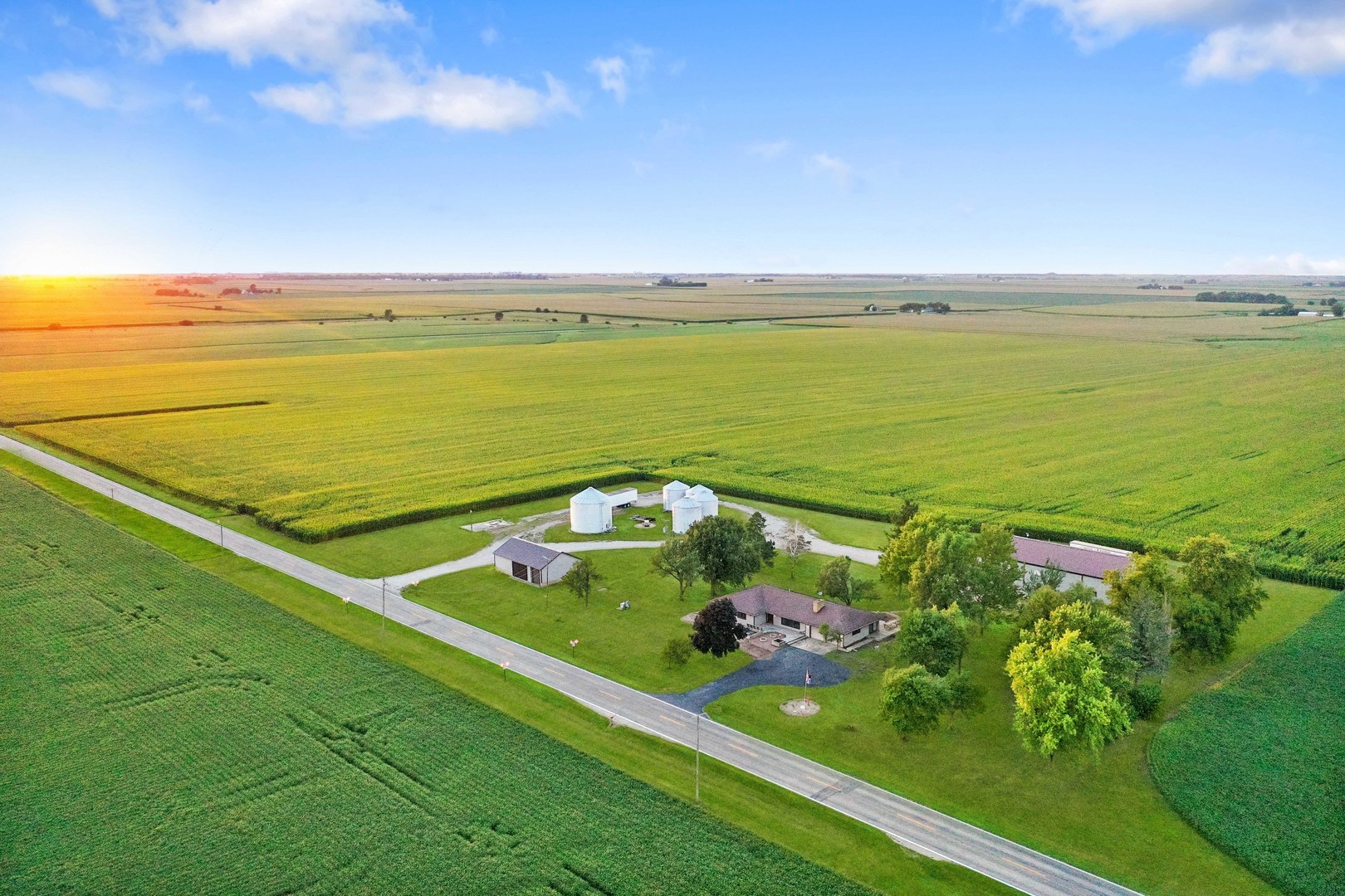 947 N 2nd Road, Dana, IL 61321