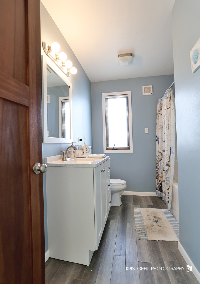 1318 Leslie Avenue, Round Lake Beach, IL 60073