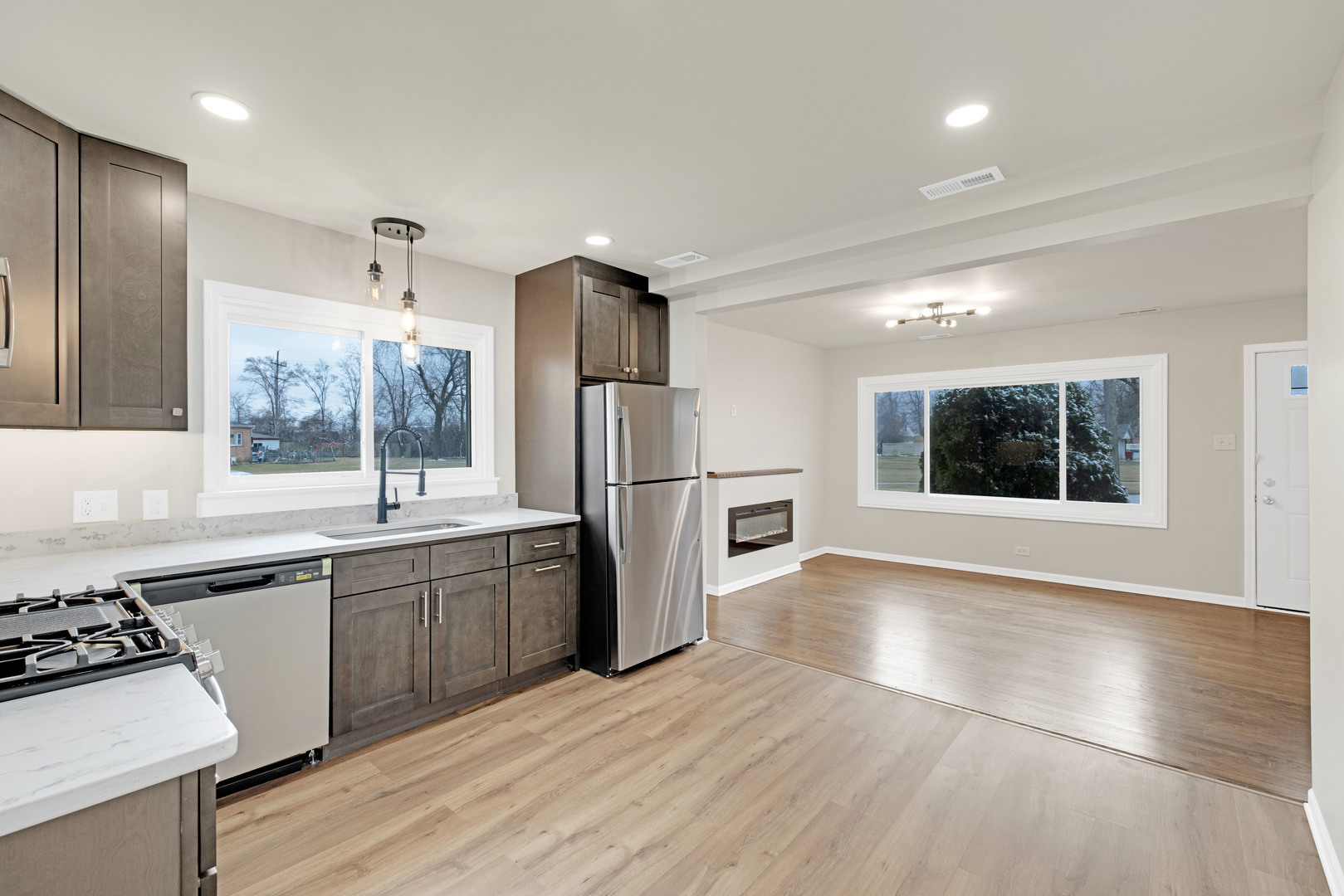 6831 S 79th Avenue, Bridgeview, IL 60455