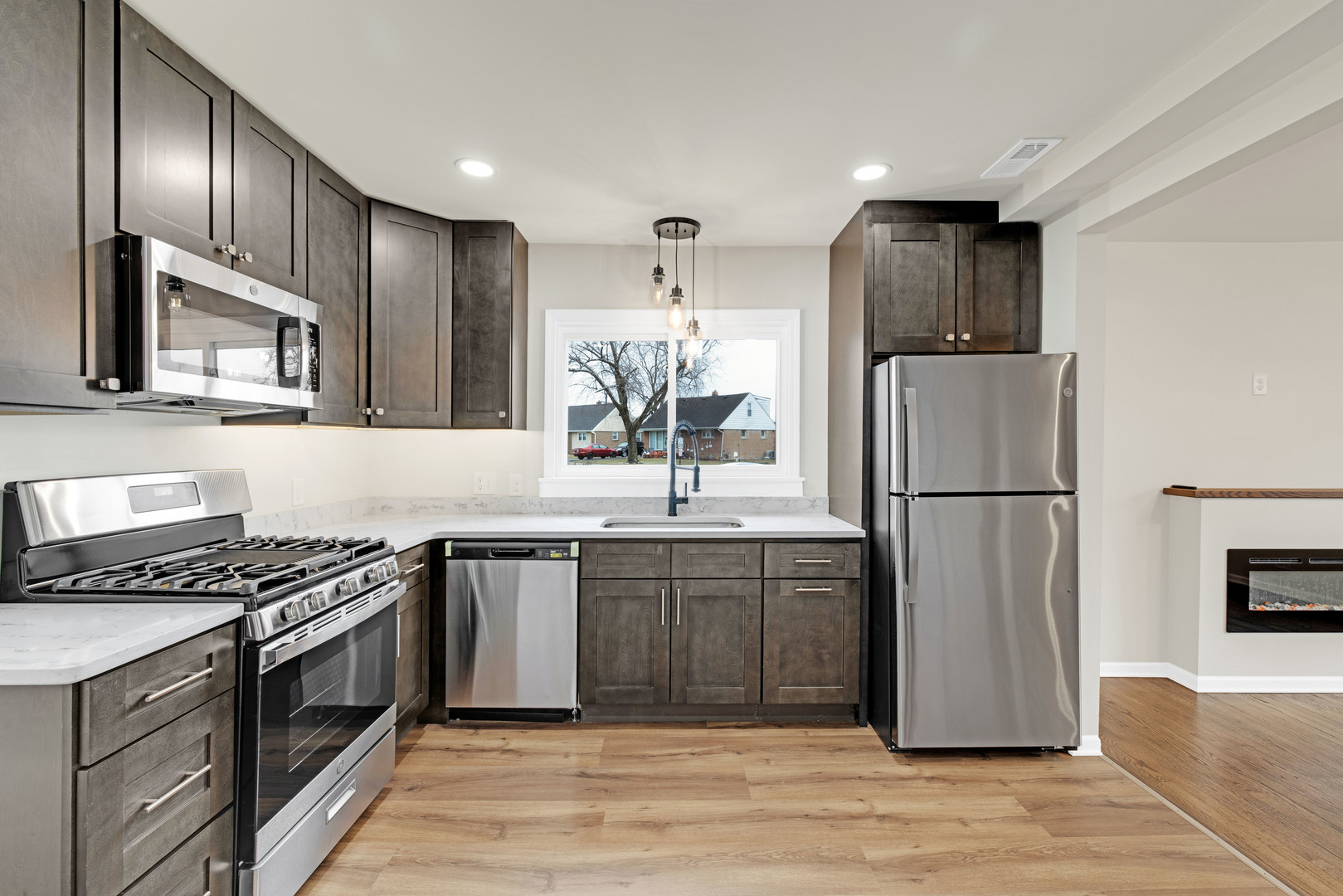6831 S 79th Avenue, Bridgeview, IL 60455