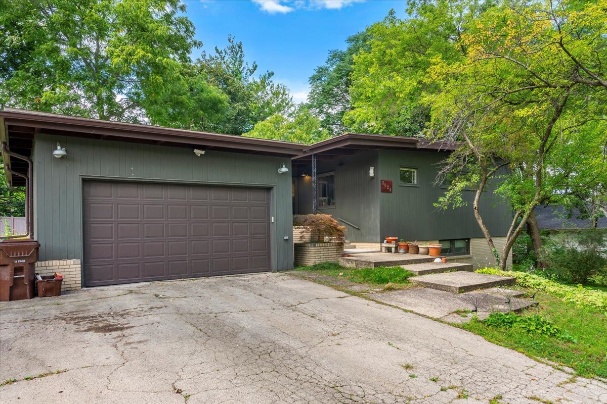 2020 Valley Road, Rockford, IL 61107
