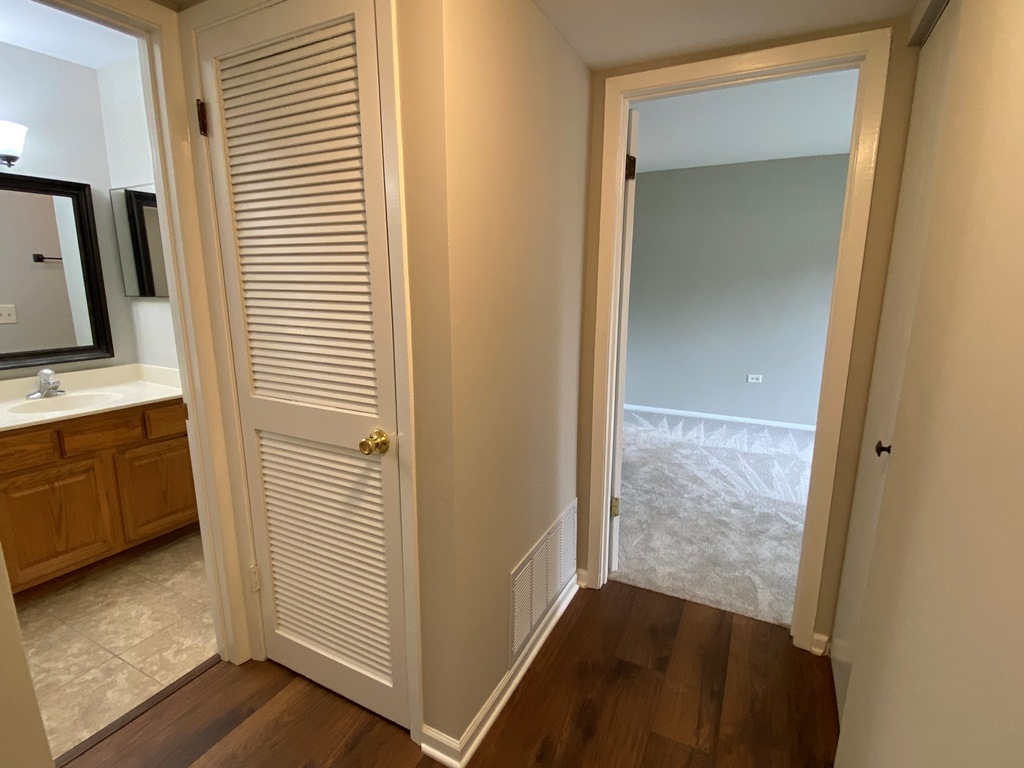 6170 Knoll Lane Court #103, Willowbrook, IL 60527