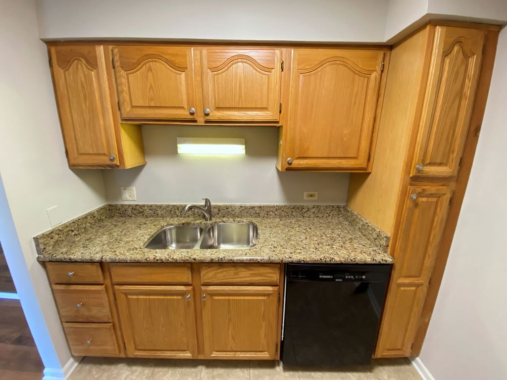 6170 Knoll Lane Court #103, Willowbrook, IL 60527