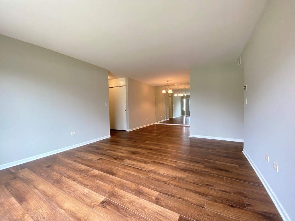 6170 Knoll Lane Court #103, Willowbrook, IL 60527