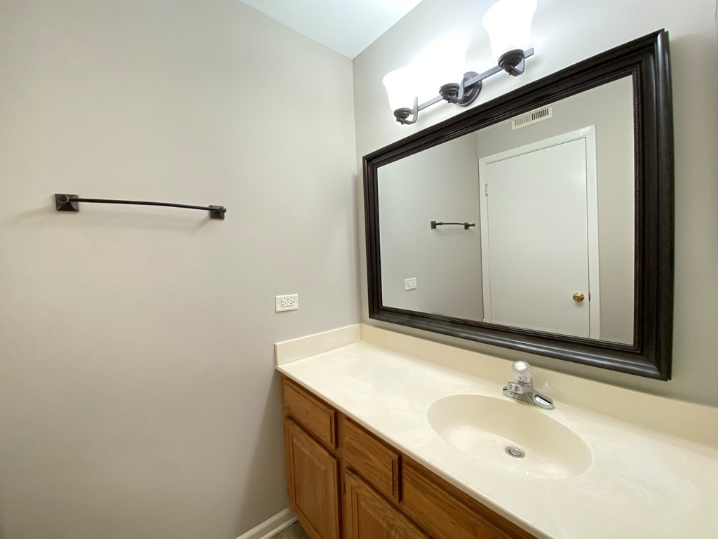 6170 Knoll Lane Court #103, Willowbrook, IL 60527