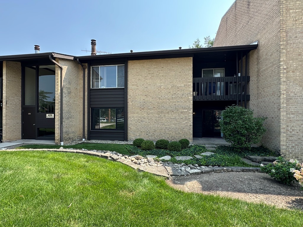 6170 Knoll Lane Court #103, Willowbrook, IL 60527